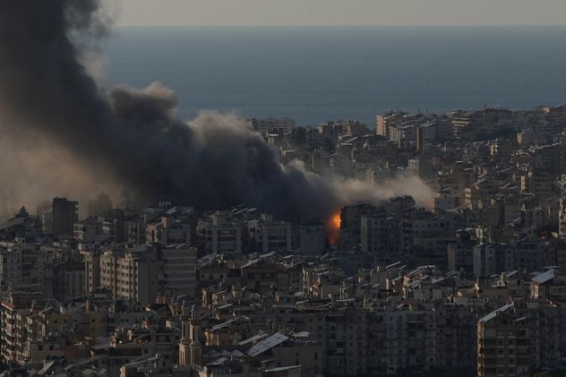 El humo se eleva tras los ataques aéreos israelíes en Dahiyeh, un suburbio al sur de Beirut, Líbano, el lunes 2 de marzo de 2026.