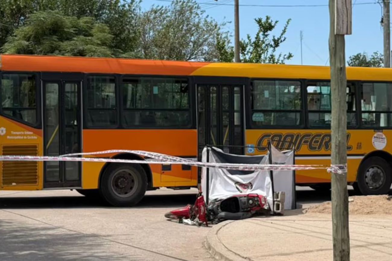Una mujer murió tras chocar con un colectivo en Córdoba