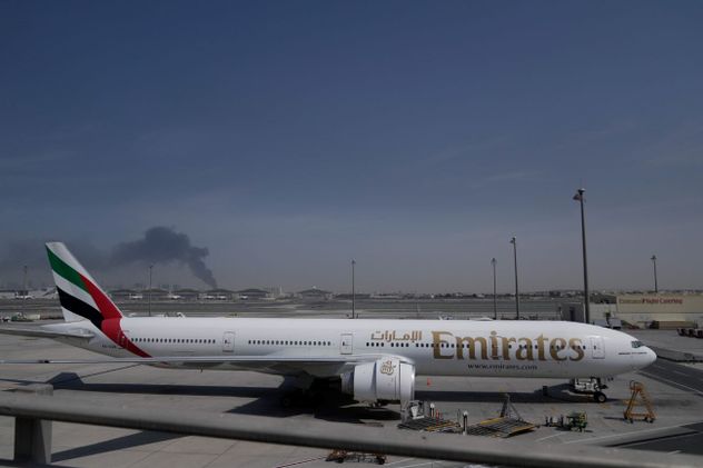 Un avión de Emirates está estacionado en el Aeropuerto Internacional de Dubái tras su cierre, Emiratos Árabes Unidos, el domingo 1 de marzo de 2026.