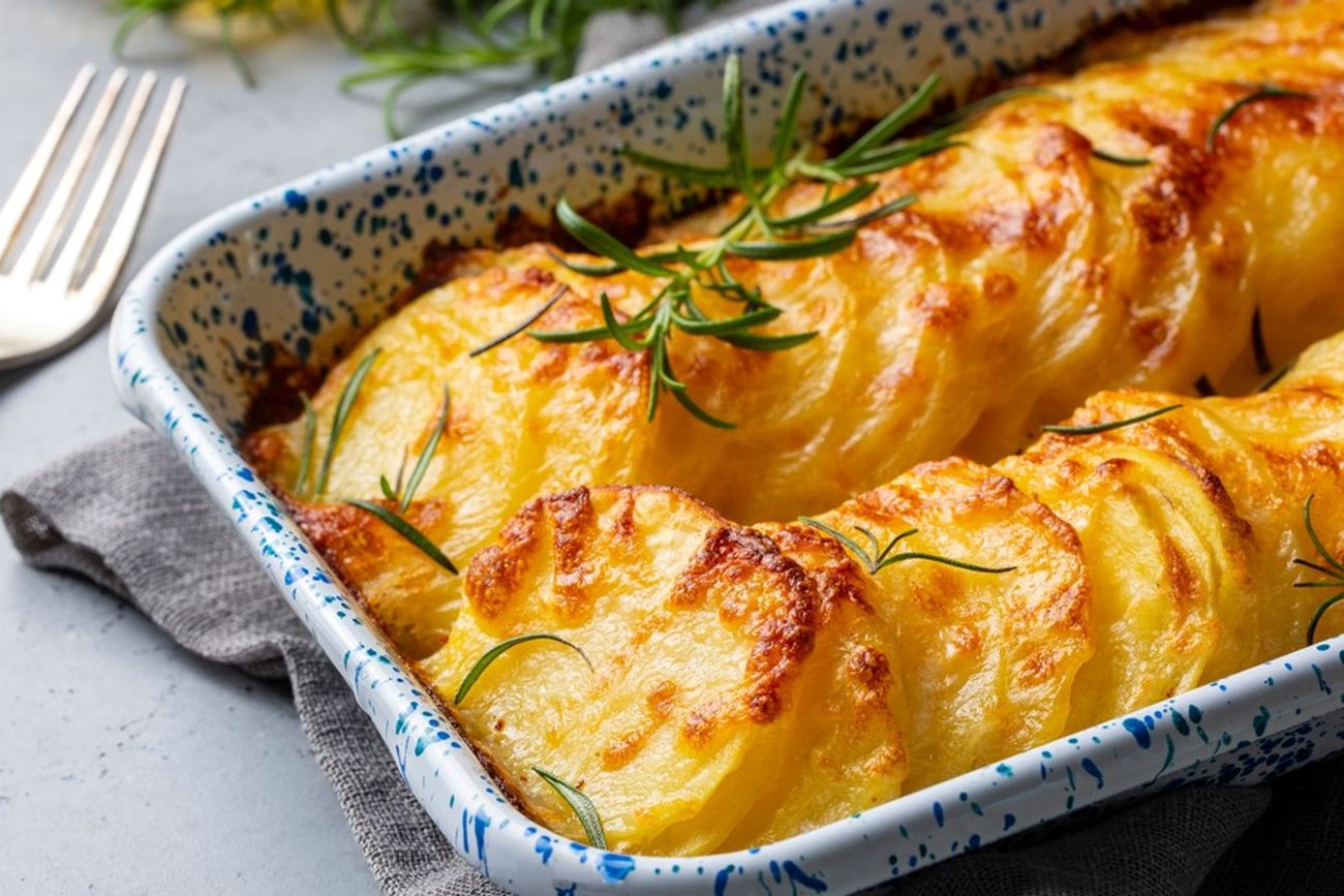 Las papas gratinadas con crema y cebolla demuestran que la cocina simple, cuando se ejecuta con cuidado, sigue siendo la más celebrada en cualquier mesa familiar.