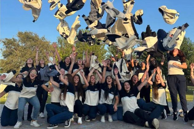 Estudiantes de Villa del Rosario llegaron al colegio en trencito y sorprendieron con sus remeras de egresados. (Gentileza)
