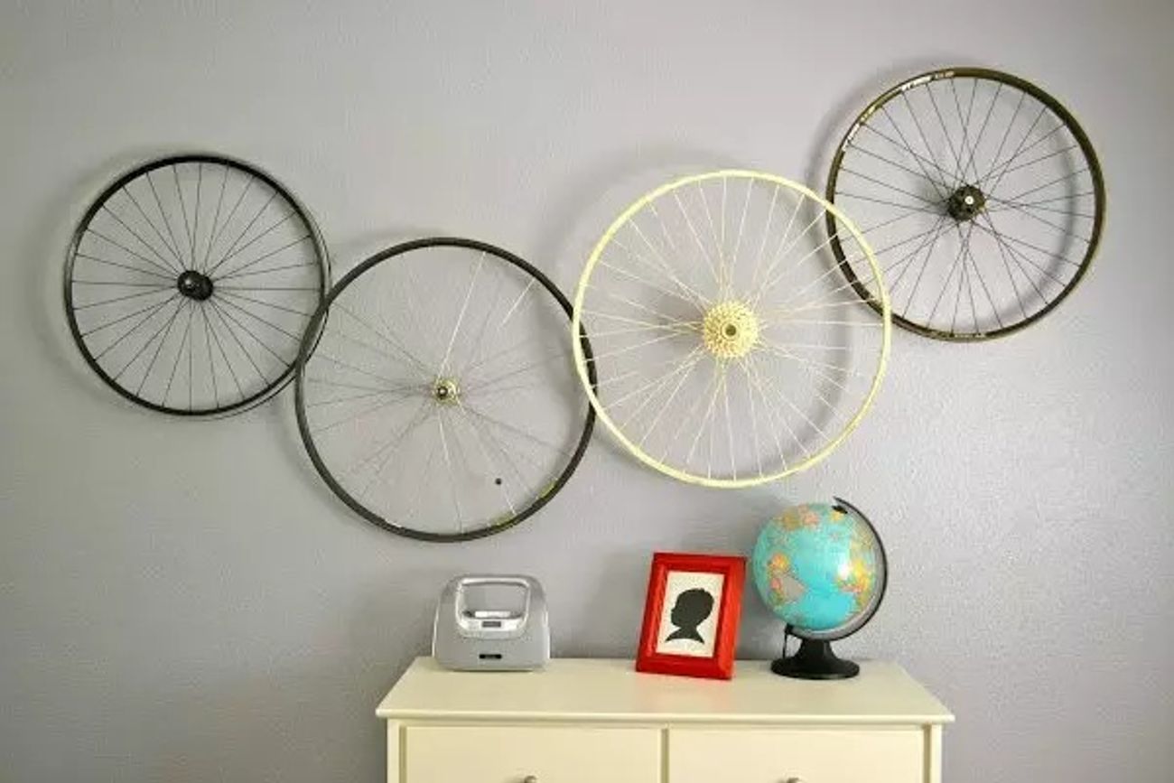 No tires la rueda de tu bicicleta: cómo convertirla en una estantería moderna y sustentable.