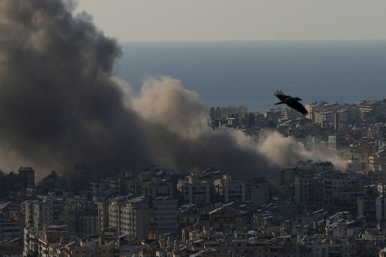 El humo se eleva tras los ataques aéreos israelíes en Dahiyeh, un suburbio al sur de Beirut, Líbano, el lunes 2 de marzo de 2026.