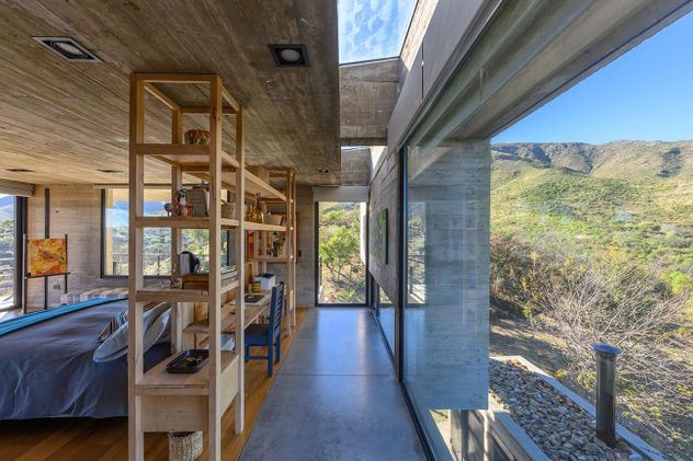 Lo importante es que el mueble dialogue con el resto de la vivienda (proyecto Casa en el Cerro El Dragón, arquitecto Cristián Nanzer).