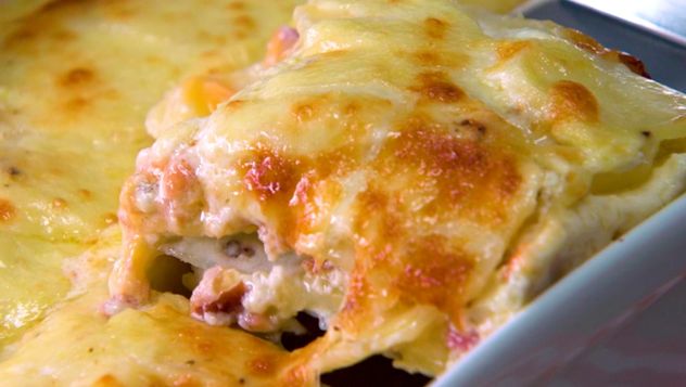 Una preparación tradicional, económica y rendidora que combina capas de papas tiernas, cebolla suave y crema especiada para lograr un plato dorado, cremoso y lleno de sabor.