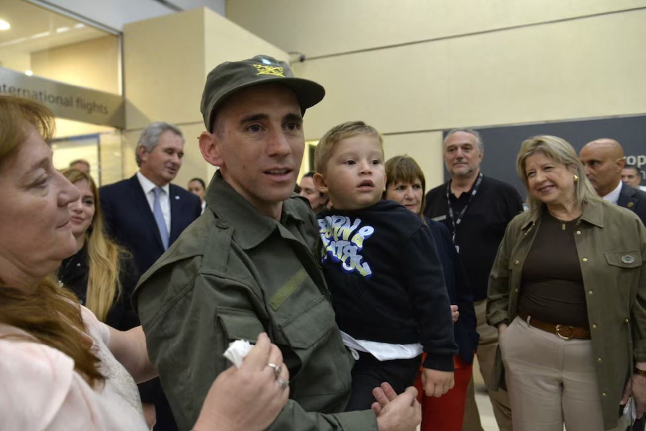 Nahuel Gallo junto a su hijo.