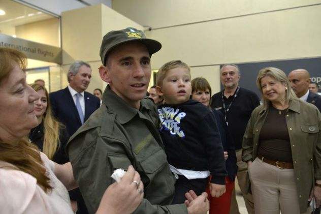 Nahuel Gallo junto a su hijo.