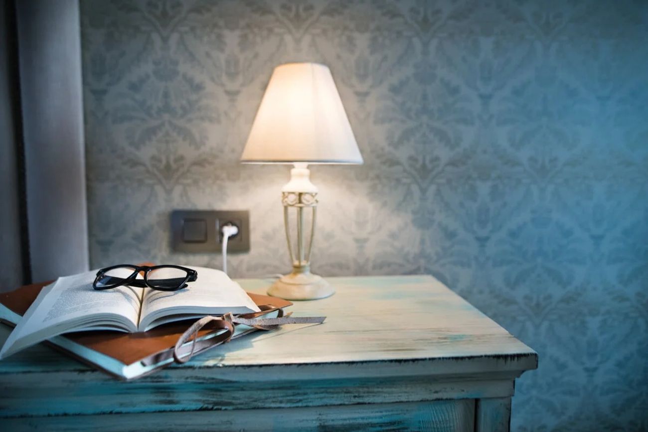 Tener libros en la mesa de luz: cómo puede afectar tu sueño, según el Feng Shui.