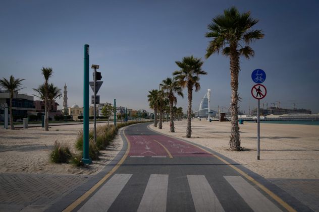 Una playa pública se encuentra desierta en Dubái, Emiratos Árabes Unidos, el domingo 1 de marzo de 2026.