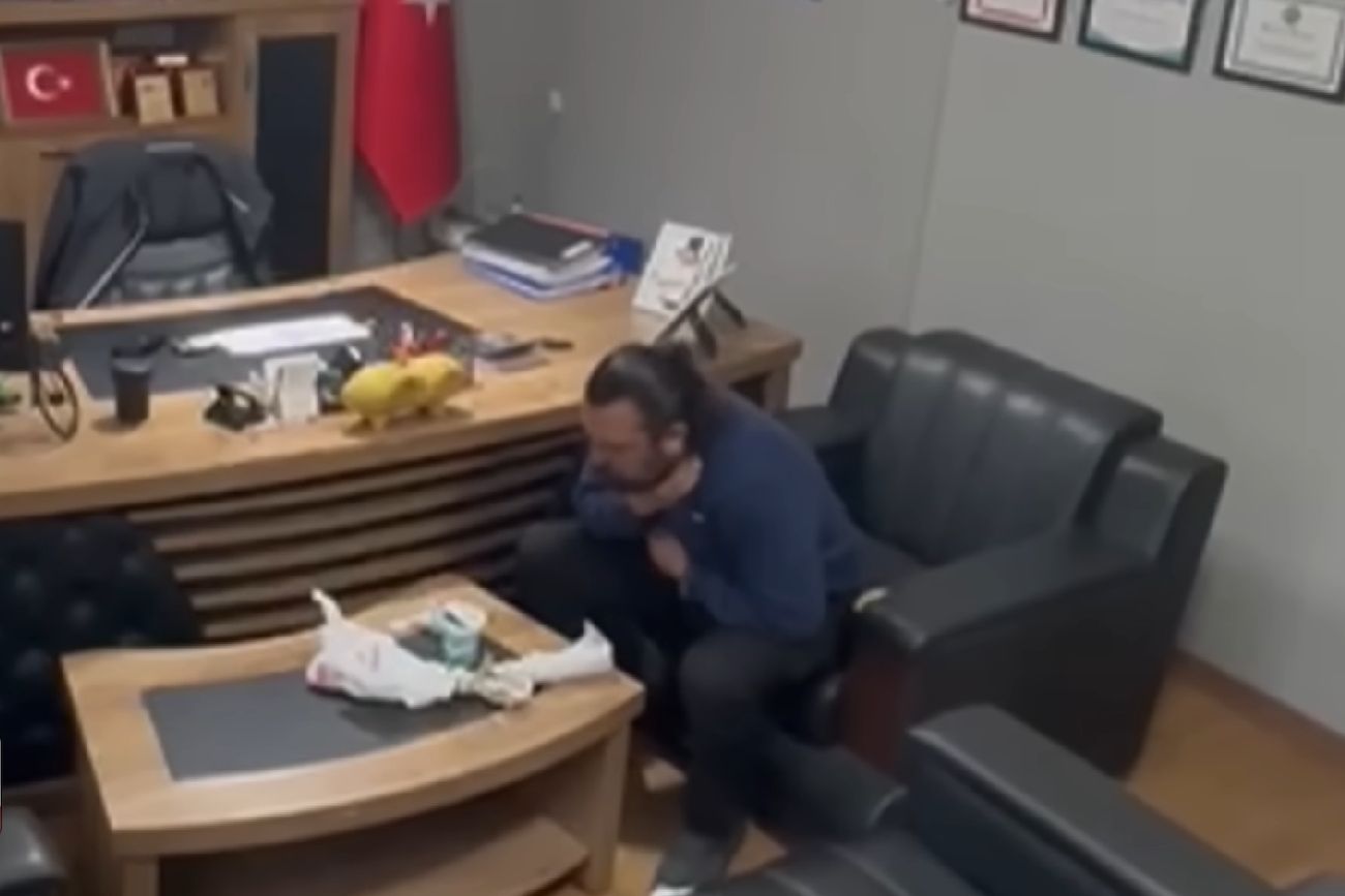 Se estaba ahogando solo, usó la maniobra de Heimlich para salvarse y el video es furor