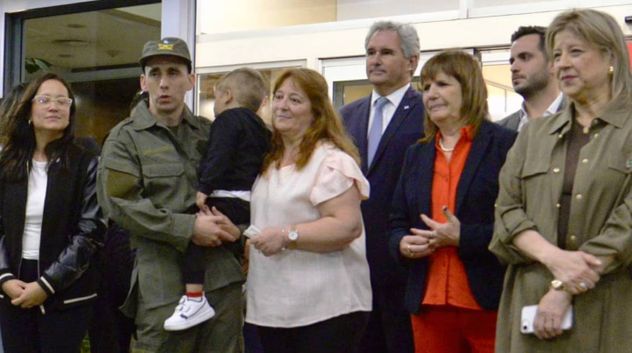 Nahuel Gallo se reencontró con su familia apenas llegado a la Argentina. 
