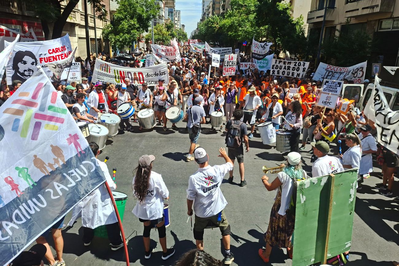 Marcha y protesta de los docentes de Córdoba en el inicio del ciclo lectivo 2026.