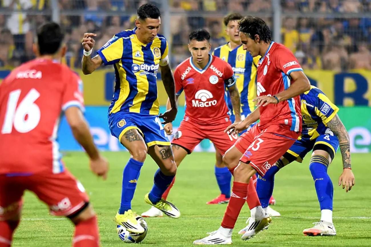 Ángel Di María contra Belgrano en la primera fecha del Torneo Apertura. 