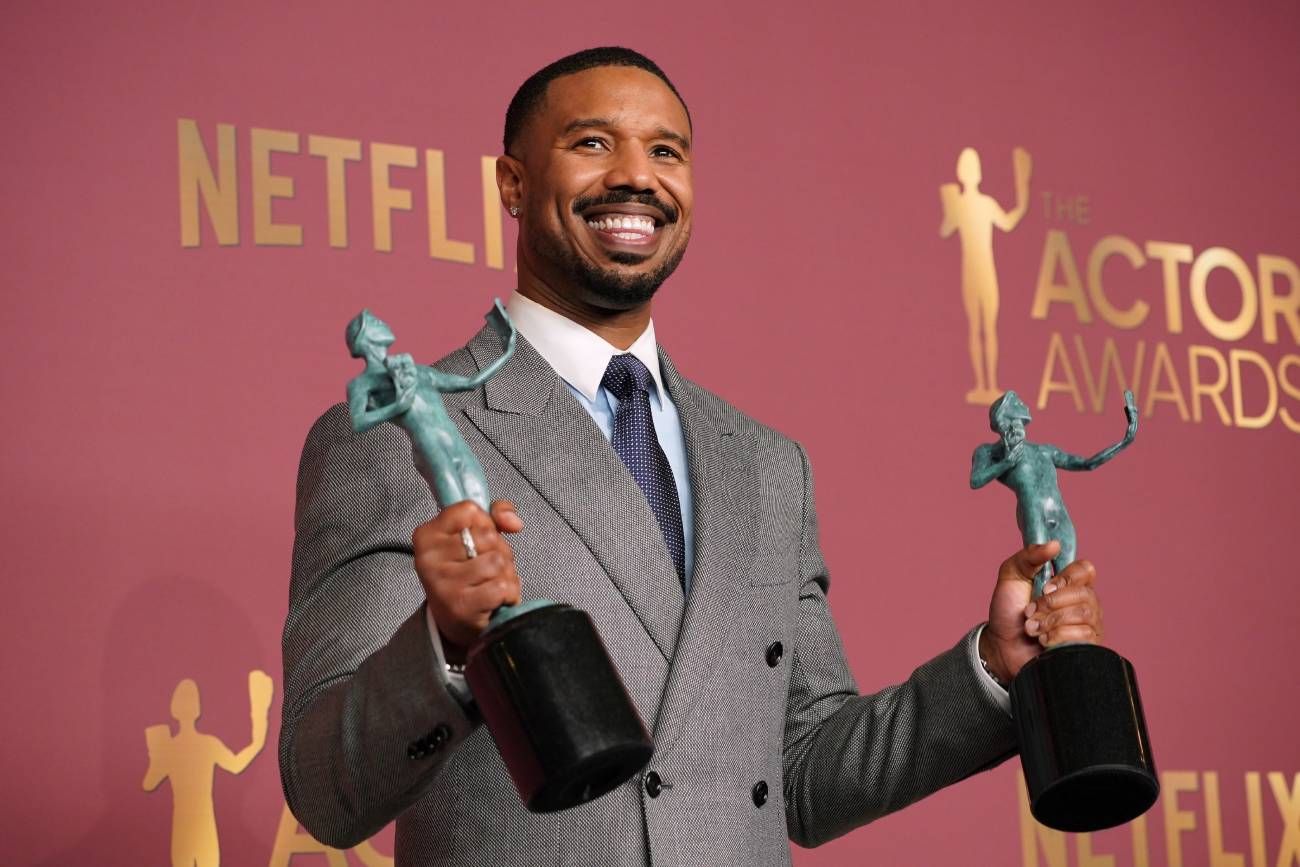 Michael B. Jordan posa con los premios del Sindicato de Actores de la Pantalla a "la mejor interpretación masculina en un papel protagónico" y a "la mejor interpretación de un elenco en una película" por "Pecadores". Fue el domingo 1 de marzo de 2026, en el Shrine Auditorium and Expo Hall de Los Ángeles. 