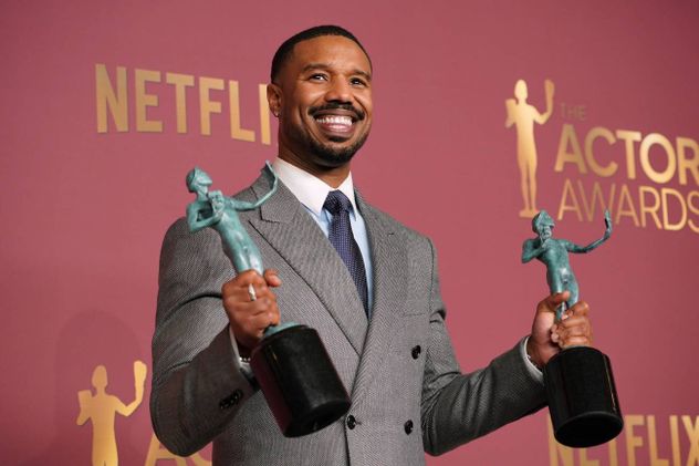 Michael B. Jordan posa con los premios del Sindicato de Actores de la Pantalla a "la mejor interpretación masculina en un papel protagónico" y a "la mejor interpretación de un elenco en una película" por "Pecadores". Fue el domingo 1 de marzo de 2026, en el Shrine Auditorium and Expo Hall de Los Ángeles.