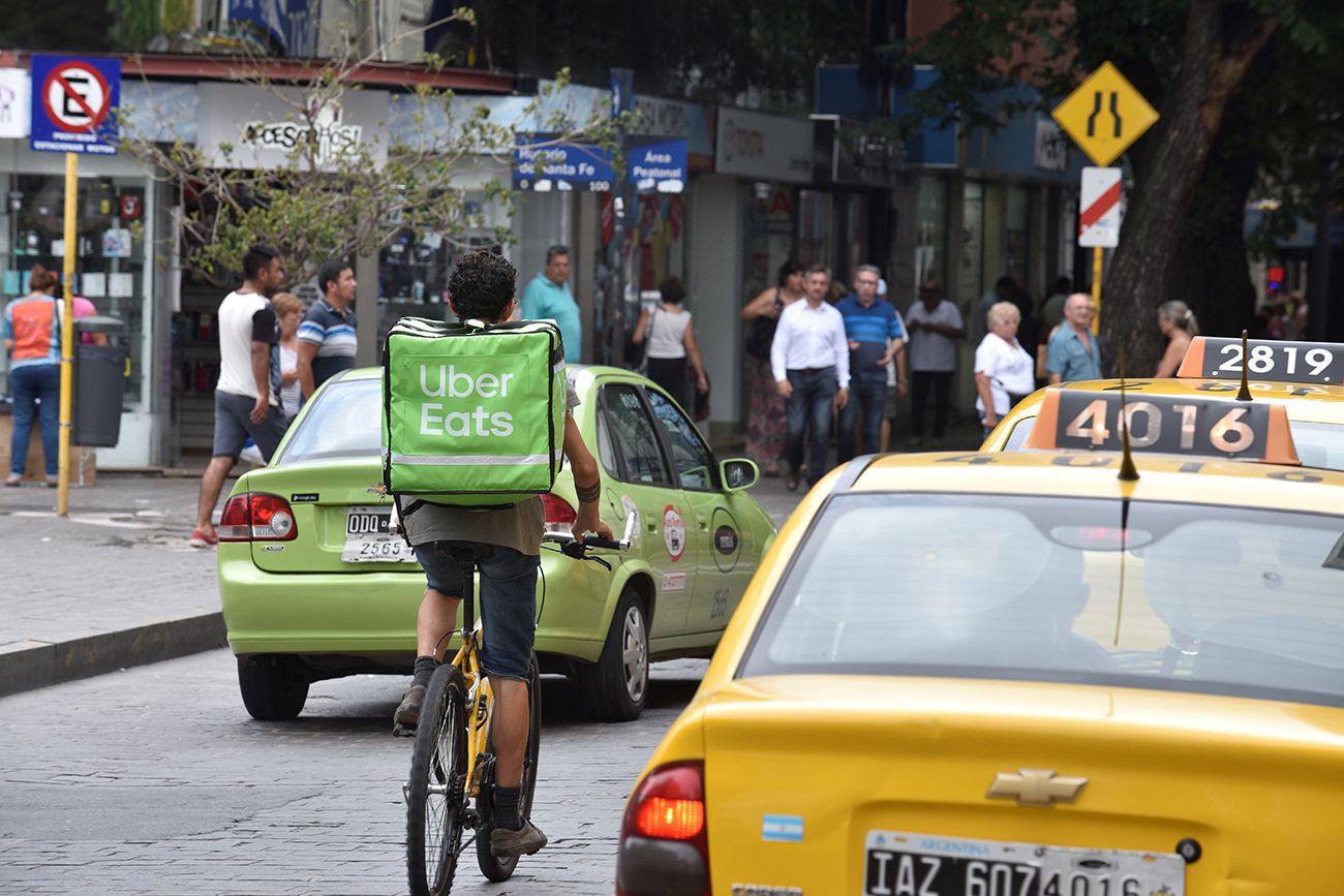 Según el informe, la dinámica del “autoempleo” y la proliferación de ocupaciones de baja carga horaria (como tareas en plataformas digitales) generan que muchas personas no aparezcan como desocupadas.