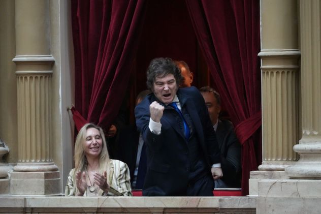 Milei y su hermana Karina fueron a apoyar a Adorni Diputados.