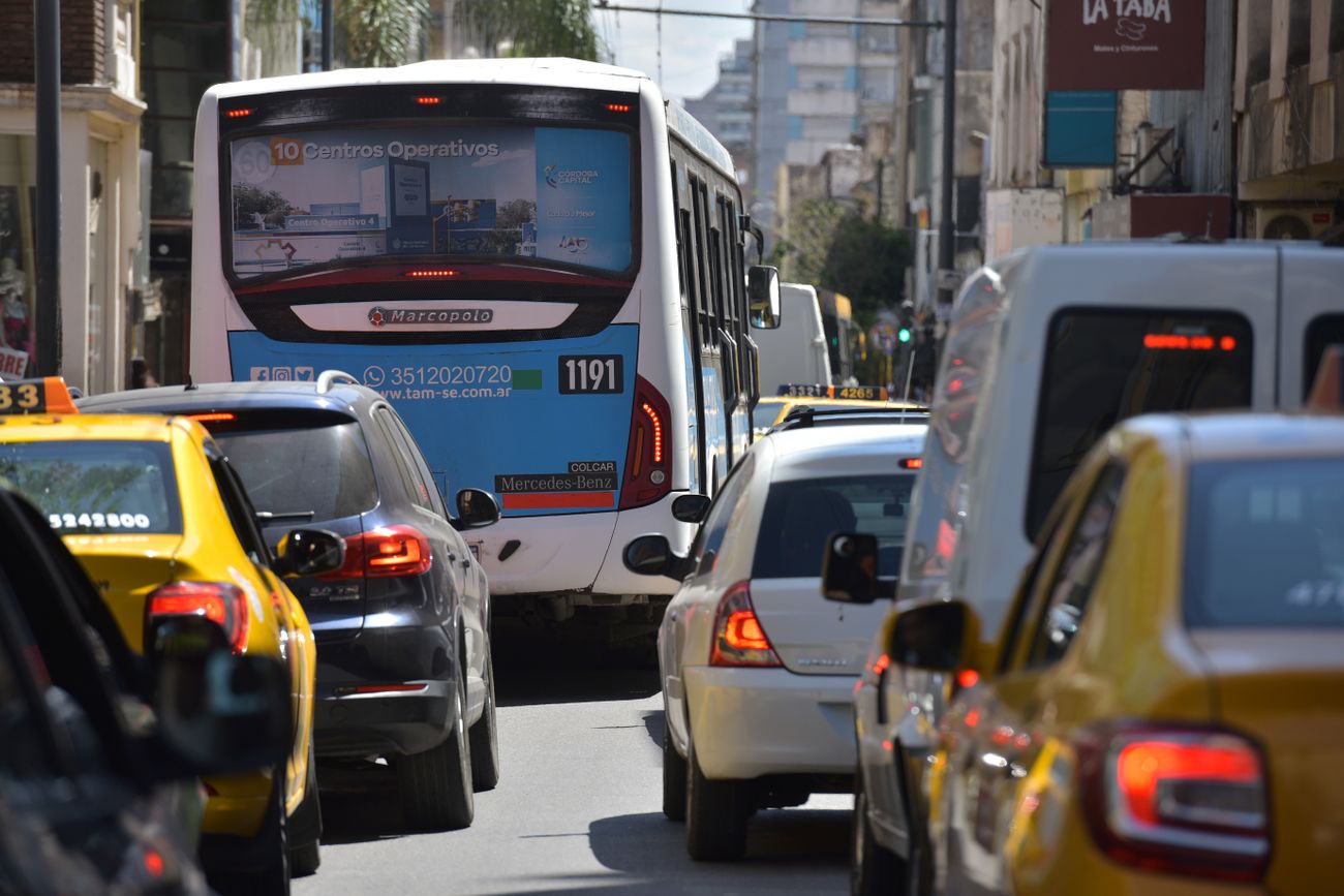 Inspectores de tránsito, automovilistas y gestión urbana.