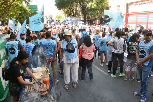 Marcha y protesta de los docentes de Córdoba en el inicio del ciclo lectivo 2026.
