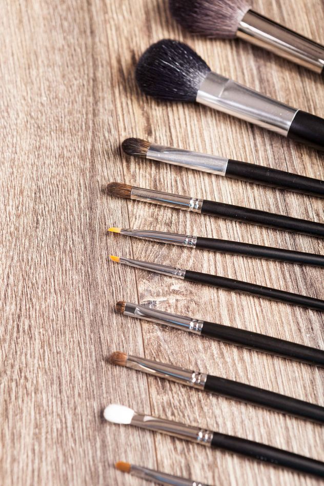 ¿Estás limpiando mal tus brochas de maquillaje? El método en dos pasos que las deja como nuevas. 