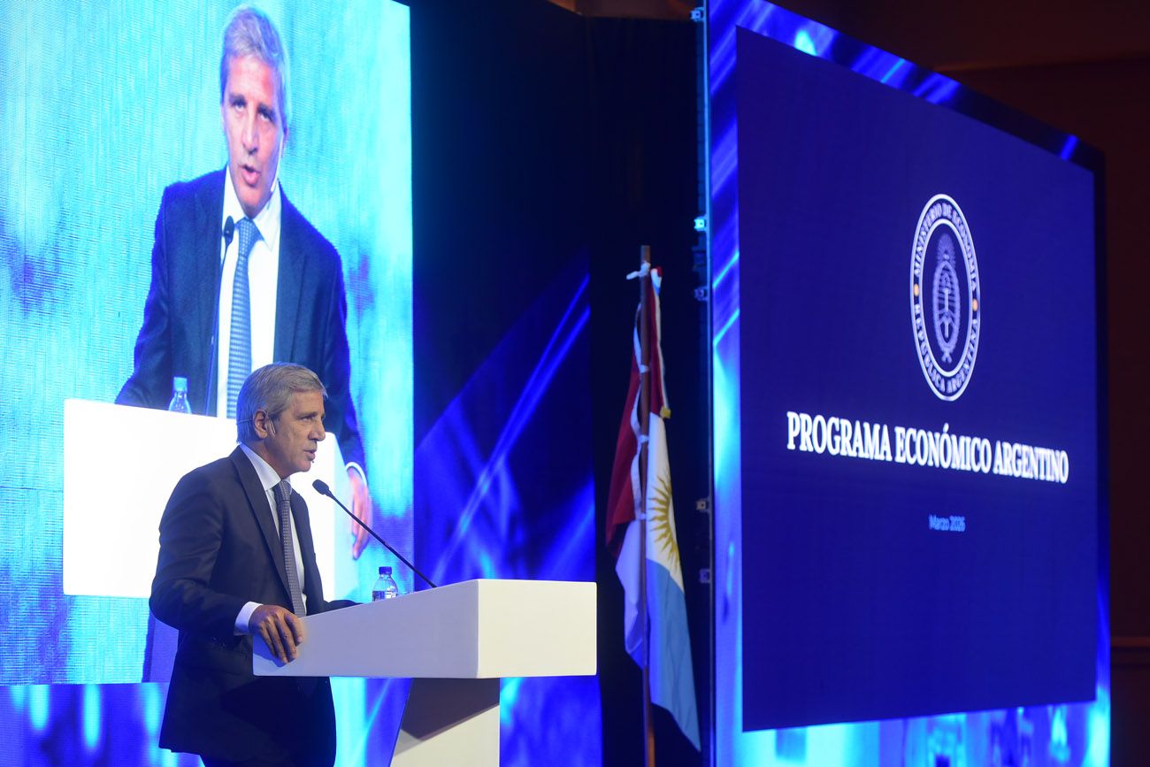 Luis Caputo, ministro de economía, en la reunión de la Fundación Mediterránea en el Hotel Holiday Inn.  (Nicolás Bravo / La Voz)
