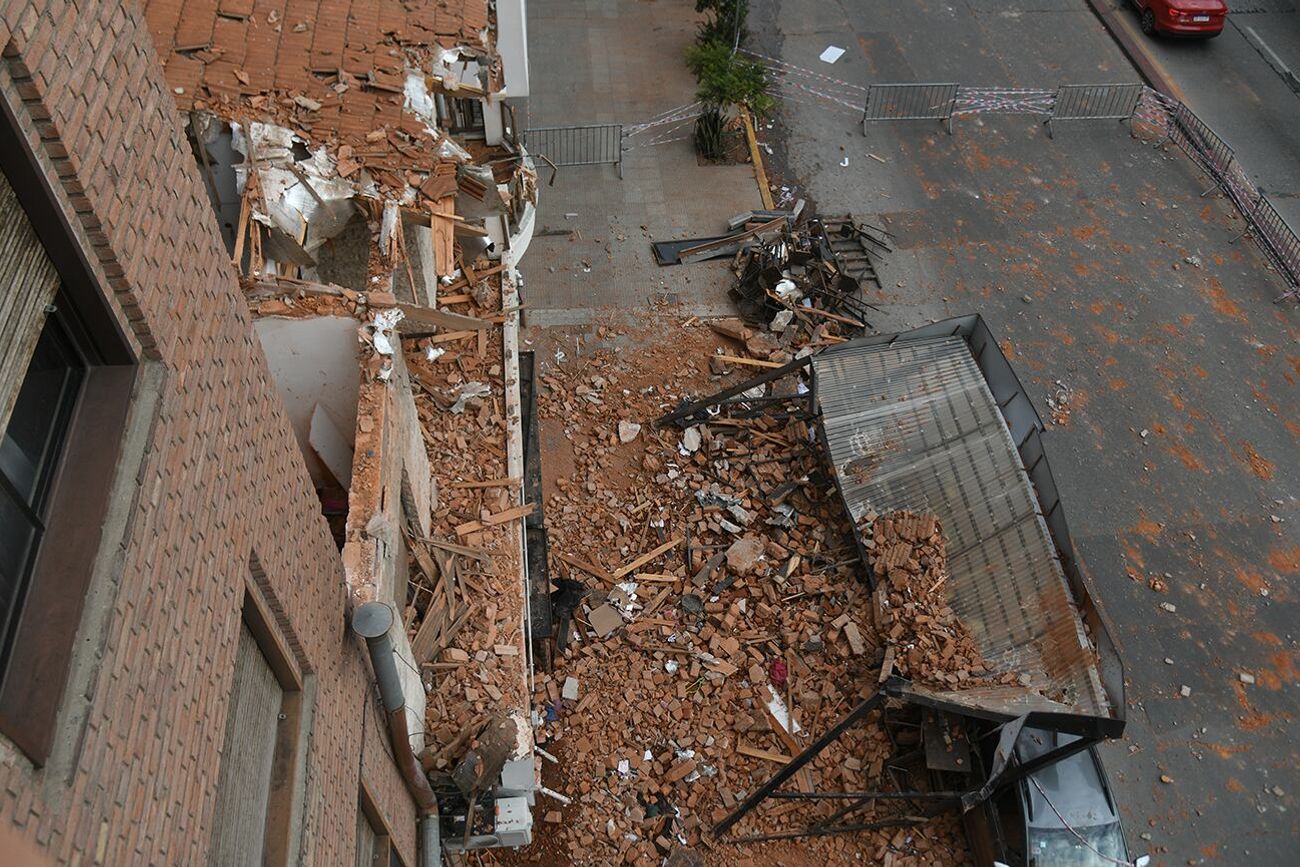 Derrumbe en Bv. San Juan al 600 en barrio Güemes.