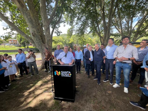 El acto encabezado por el gobernador y el intendente en Santa Rosa, este martes. 