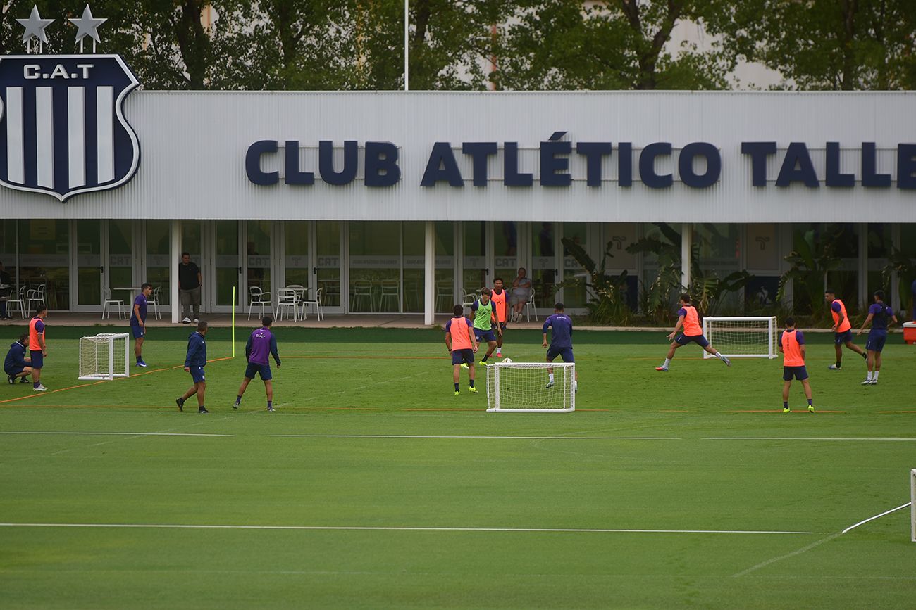 Talleres. A casi un mes de la salida de Carlos Tevez, la "T" continúa sin entrenador definitivo y avanza en la conformación del plantel que volverá a entrenar el 11 de junio.