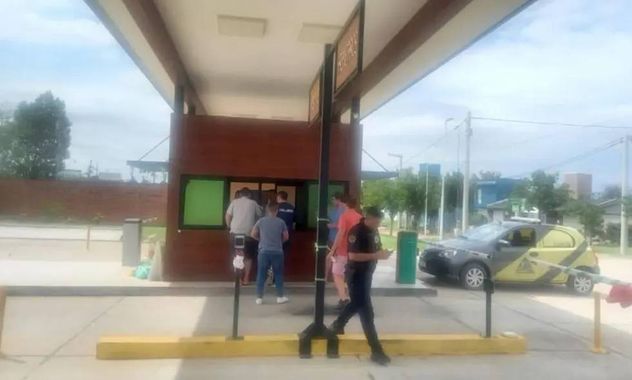 Guardia. Los integrantes de la banda no tuvieron problemas para superar los controles de las guardias de los countries, como en Tejas 4, en Malagueño. (Archivo) 