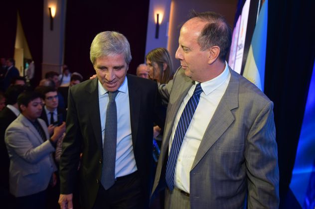 El ministro de Economía Luis Caputo y el gerente de La Voz del Interior Juan Tillard en la reunión de la Fundación Mediterránea en el Holiday Inn. 