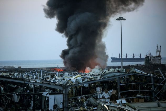 Una columna de humo tras las explosiones en el puerto de la capital de Líbano, Beirut. (AP)