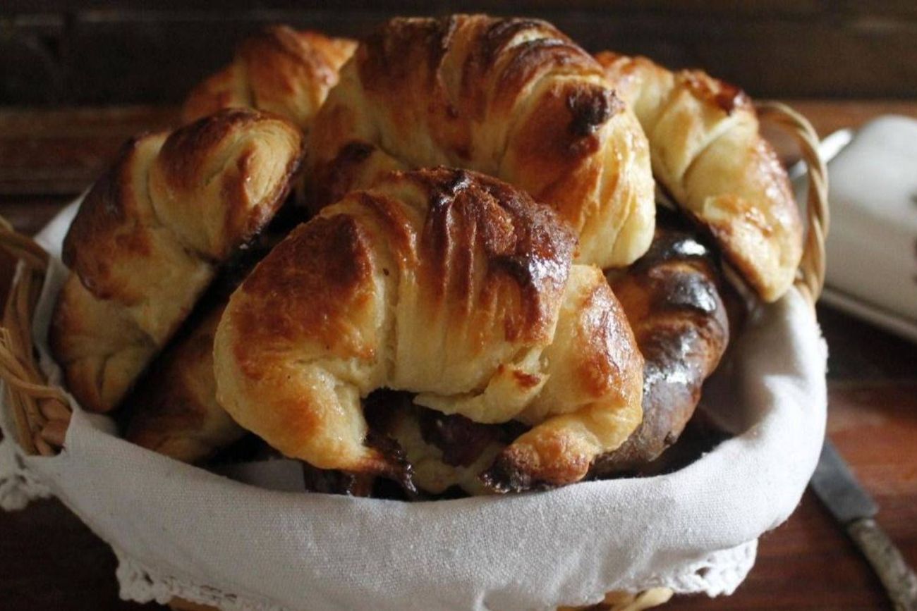 El secreto de la masa: cómo lograr medialunas caseras doradas, esponjosas y con brillo de panadería.
