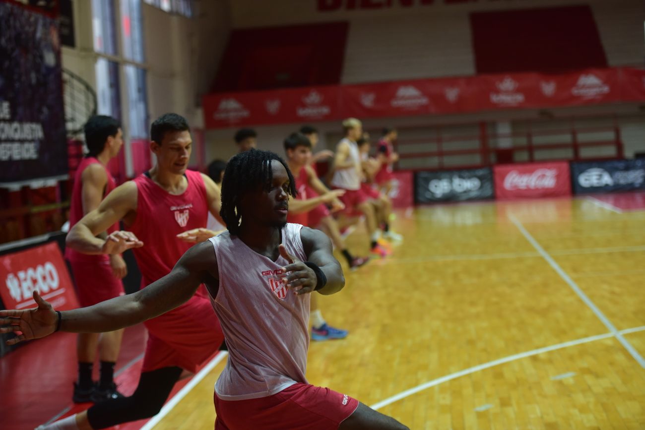 Anton Cook arrastra una lesión en la rodilla izquierda y se perdió los últimos dos partidos de Instituto. (Javier Ferreyra / La Voz)