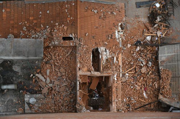 La casa lindera al edificio quedó inhabitable. Los inquilinos que ocupaban el inmueble sufrieron pérdidas materiales.