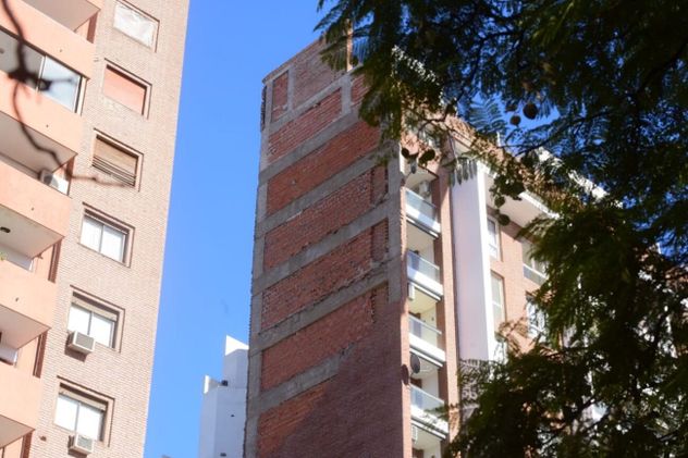Tras la tragedia una empresa realizó una demolición controlada de lo que quedó de la pared.