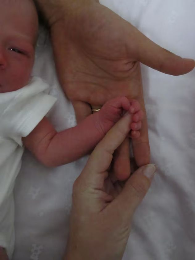 La pareja compartió la primera foto de su hija en redes sociales y enternecieron a todos.