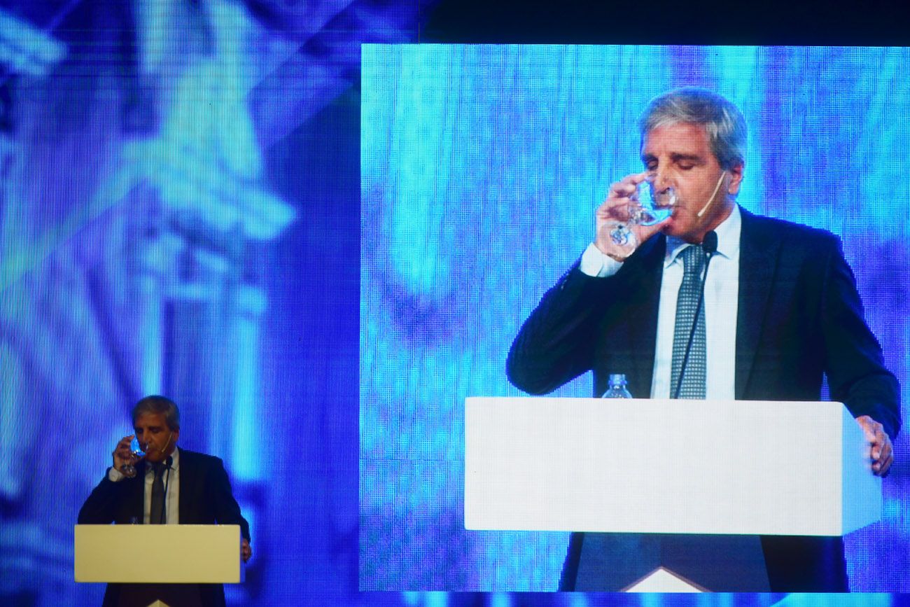 Luis Caputo, ministro de economía, en la reunión de la Fundación Mediterránea en el Hotel Holiday Inn.  (Nicolás Bravo / La Voz)