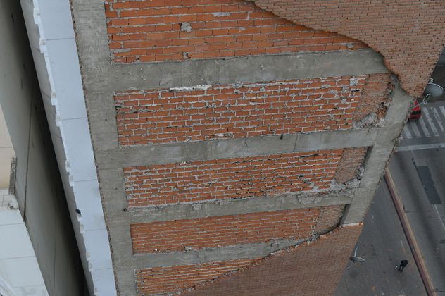 Derrumbe del revestimiento de la fachada Este del edificio María Reina V.