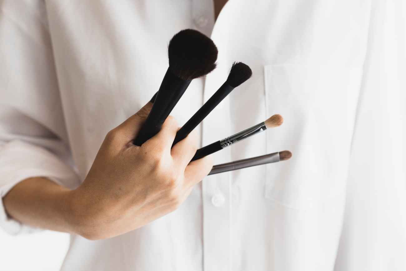 ¿Estás limpiando mal tus brochas de maquillaje? El método en dos pasos que las deja como nuevas. 