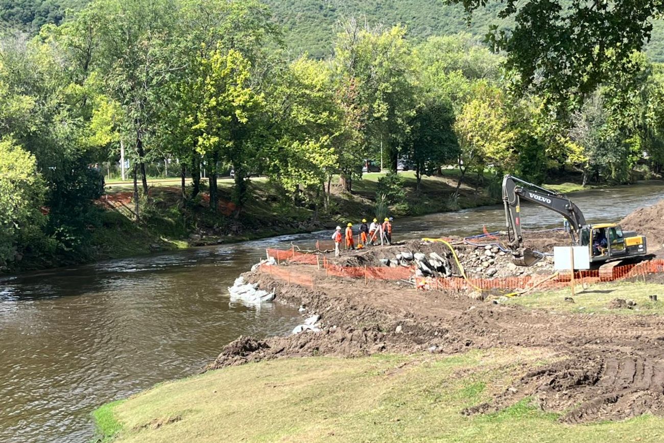 El nuevo puente que se empezó a construir sobre el río en Santa Rosa. 