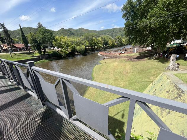 Desde el actual "puente de hierro" se observa el inicio de la obra del nuevo puente sobre el río Santa Rosa.