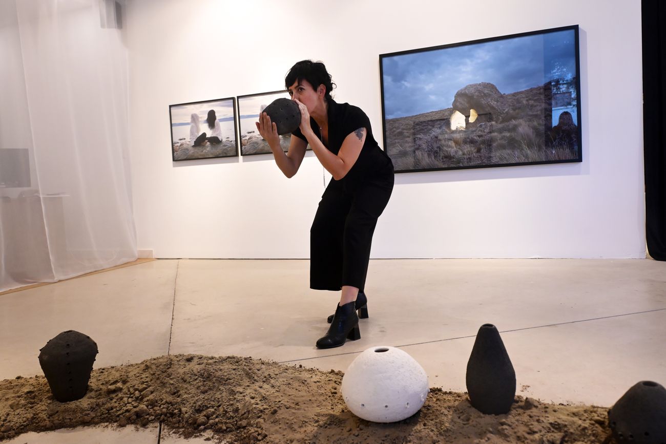 Alejandra Montiel artista cordobesa expone su obra en Abre Galería de Arte. (Javier Ferreyra / La Voz)