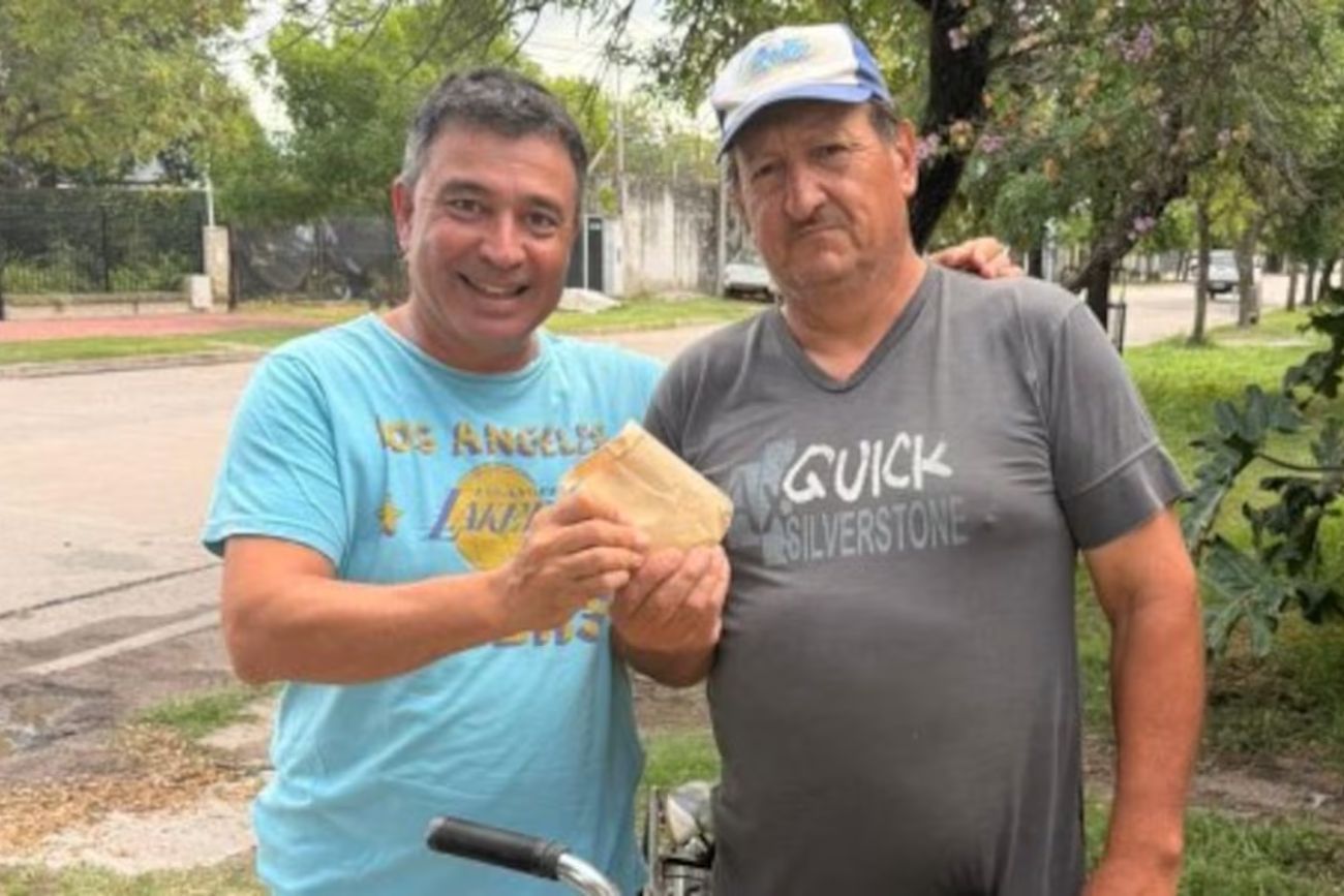 Córdoba: encontró un sobre con dólares en la calle y lo devolvió a su dueño