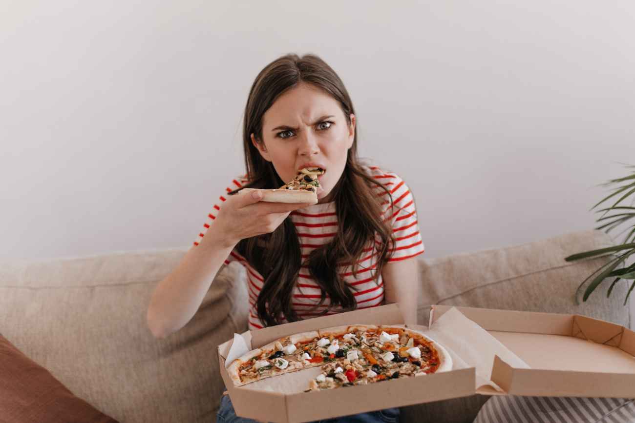 La dificultad para resistirse a un alimento apetitoso después de comer podría estar relacionada con cómo funciona el cerebro frente a señales de recompensa. 