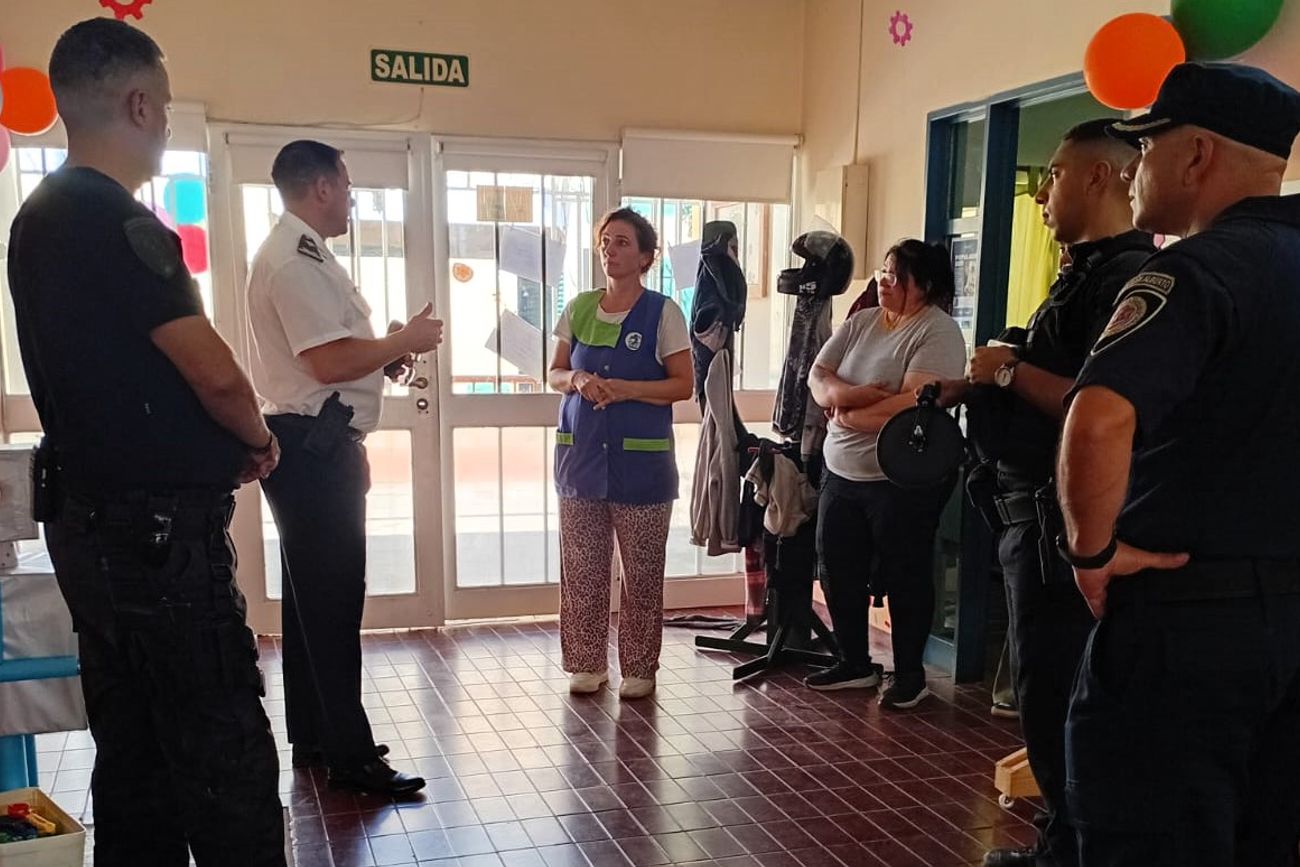 Personal policial tras la requisa en la escuela. 