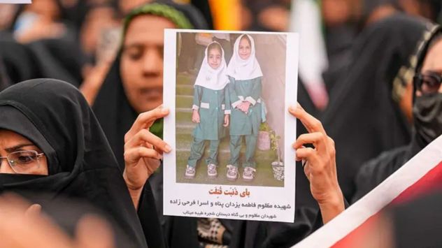 Irán: las imágenes del funeral por las víctimas de una escuela bombardeada en la que se informó que murieron más de 160 personas.