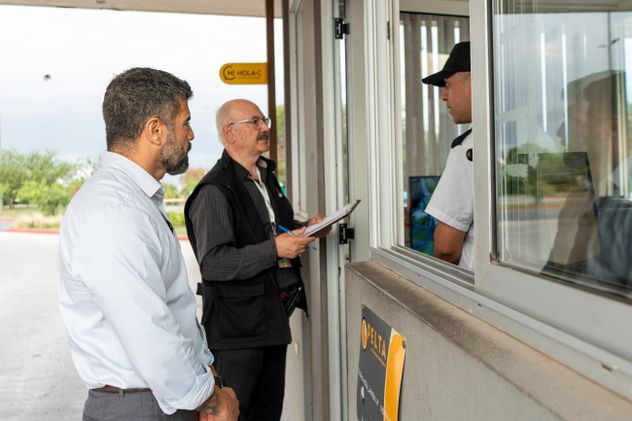 Controles de la Dirección de Seguridad Privada del Ministerio de Seguridad a vigiladores y a prestadores. De camisa, Franco Fajardo, director del área.