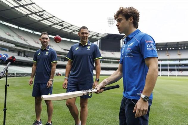 El piloto argentino Franco Colapinto probó cómo utilizar un bate de Cricket, asesorado por figuras localesde la especialdiad.