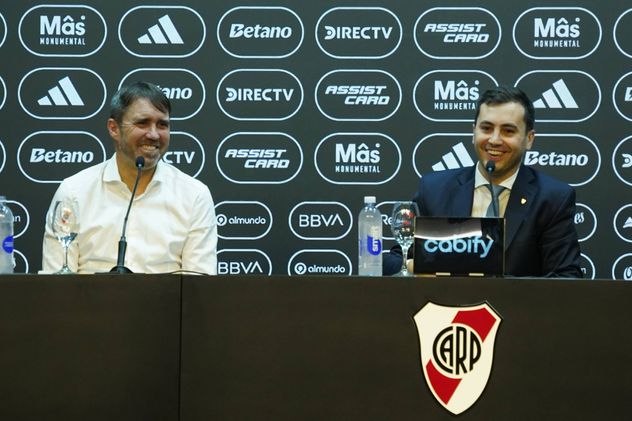 Eduardo "Chacho" Coudet, en su presentación en River con el presidente Stefano Di Carlo.