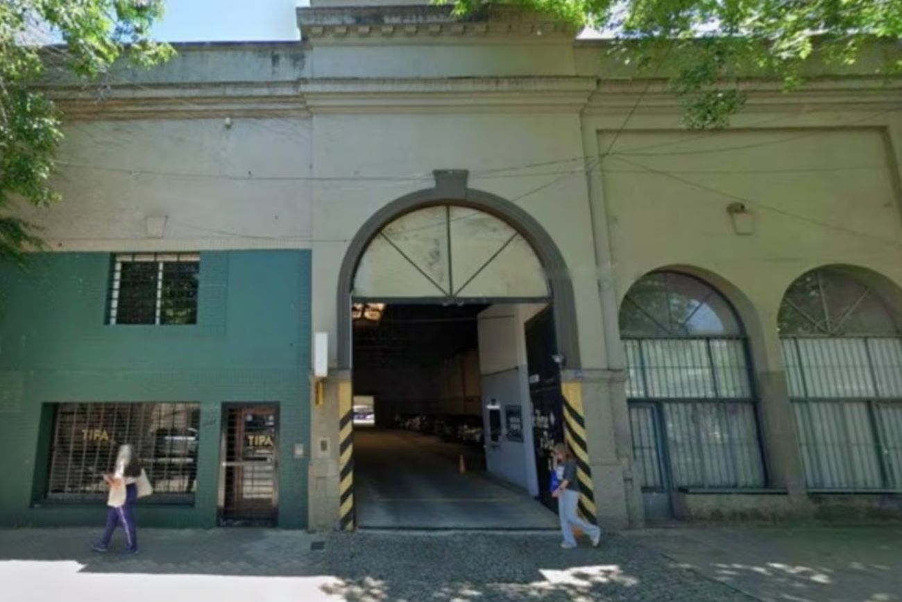 Rosario: un trabajador murió tras caer del techo de una cochera mientras trabajaba con su hijo
